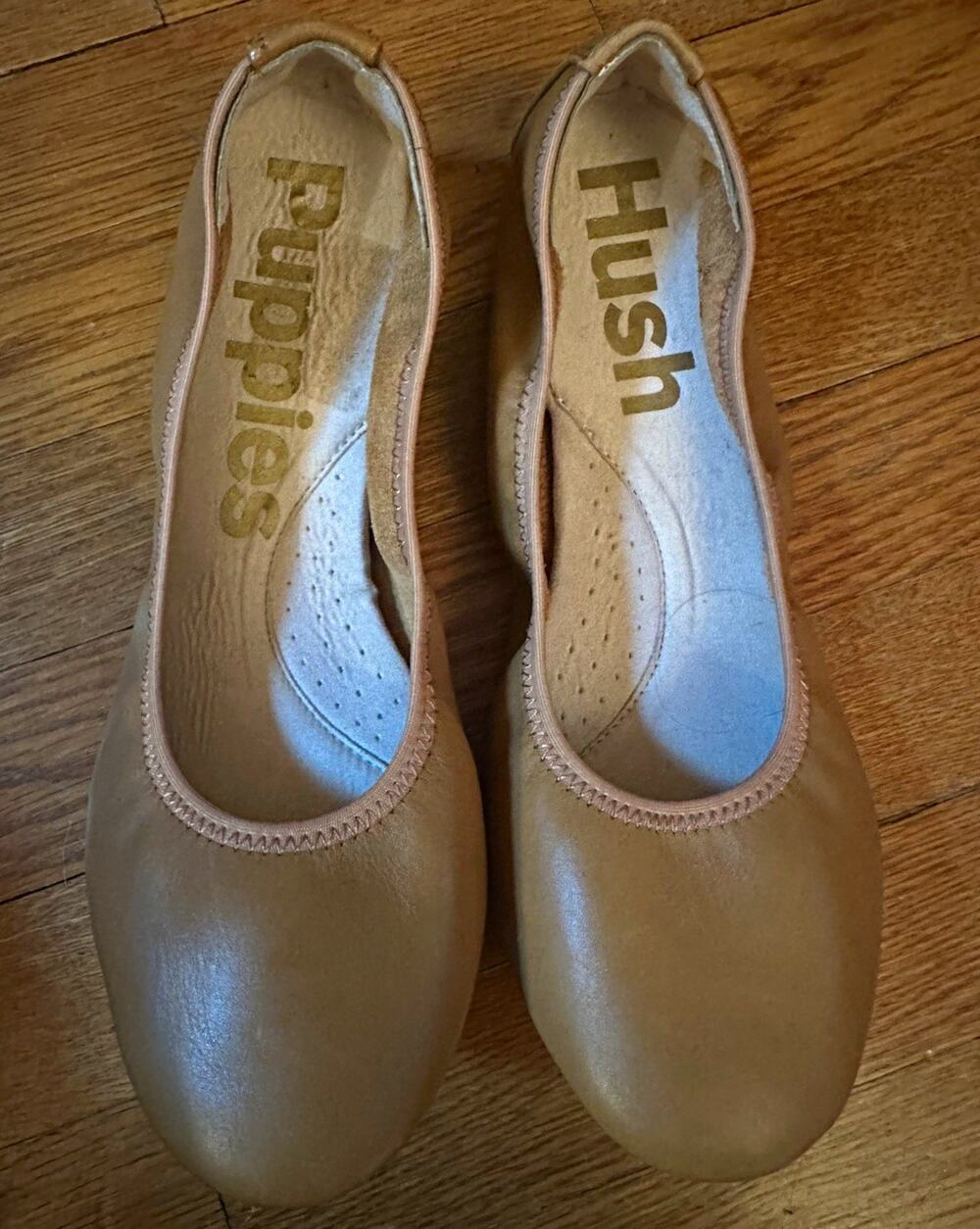 Hush Puppies Faux Leather Ballet Flats Beige Round Toe Slip-On Logo Womens US 9